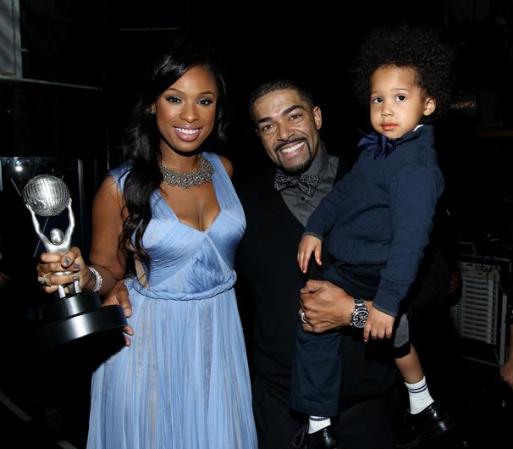 La cantante Jennifer Hudson posa junto a su esposo, el luchador David Otunga, y el hijo de ambos David Daniel, nacido el 11 de agosto de 2009.