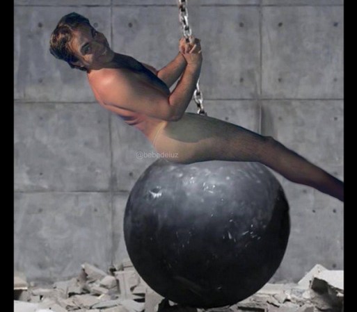 La imagen al desnudo estuvo perfecta para hacer un homenaje al video de la canción "Wrecking Ball", interpretada por Miley Syrus.