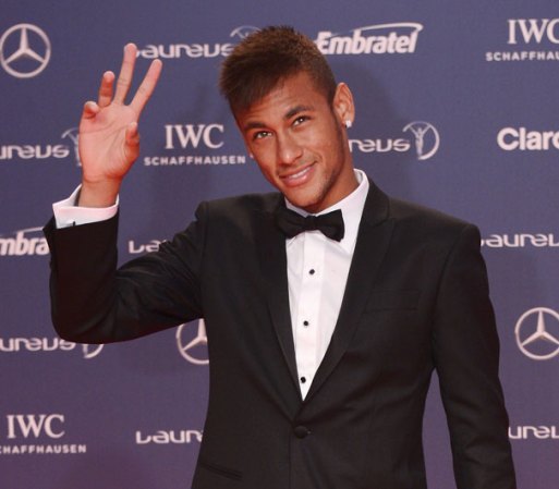 Neymar da Silva Santos Júnior, mejor conocido como Neymar es brasileño. Juega como delantero y su actual equipo es el Santos de Brasil. Fue nominado a Balón de Oro por la FIFA en 2011 y 2012.