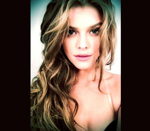 Nina Agdal, guapísima, fue la modelo de la ropa íntima.