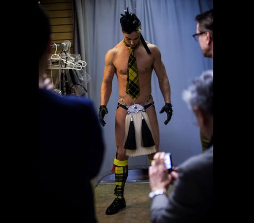 El vestuario es del diseñador frances Thierry Mugler, y resalta las curvas masculinas que serán la admiración de las damas y uno que otro caballero.