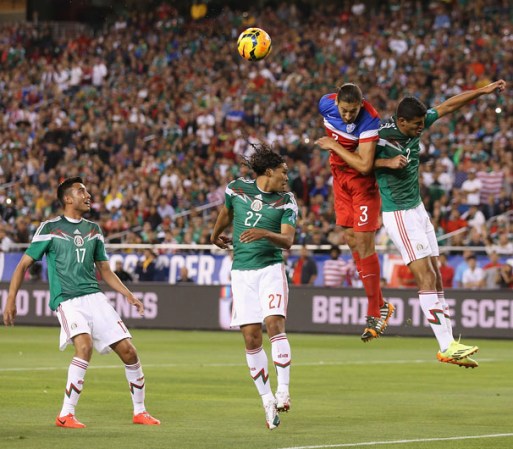 Jugadores de México y los Estados Unidos pelean por la pelota durante un partido amistoso.
