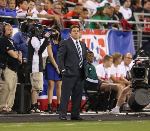 El técnico de México Miguel Herrera mira el juego entre su equipo y los Estados Unidos en Arizona.