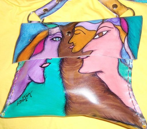 Para pintar cada cartera le lleva aproximadamente seis horas.