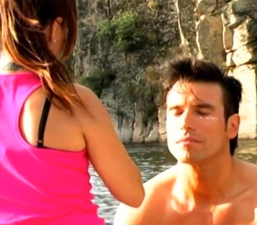 Para esta sesión de fotos Amaya se tuvo que someter a un maquillaje que incluía bronceador y sombras para contrarestar las ojeras.