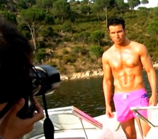 Los fotógrafos de la revista hicieron su mejor esfuerzo para captar el perfil más deportivo y seductor de Rafael Amaya.
