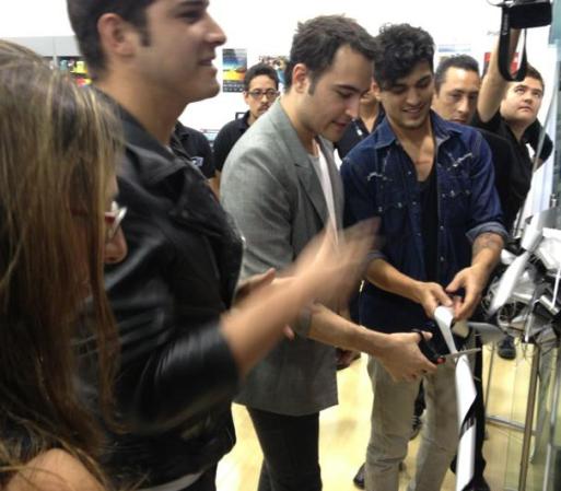Los integrantes participan en la inauguración de la tienda iShop.