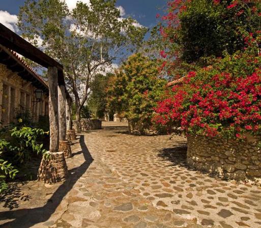 Altos de Chavón está ubicado al sudeste de la República Dominicana, en La Romana, y a sólo 110 kilómetros de la histórica ciudad de Santo Domingo.