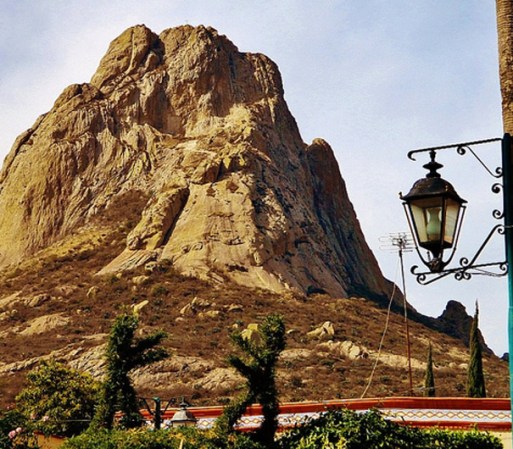 SAN SEBASTIÁN BERNAL, QUERÉTARO. En este puedo podrás visitar tercer monolito más grande del mundo. Muchos turistas acuden para tratar de llegar al altar que se encuentra en el punto más alto de la piedra.