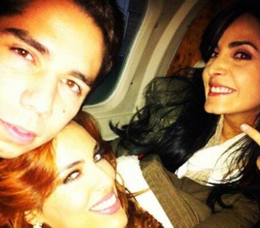 Respecto a su relación con sus compañeros en el set, Sara comenta: "Desde que llegué a México todo ha sido muy emotivo, el recibimiento, el trabajo, y la forma en la que nos hemos acoplado"