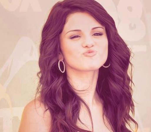 En abril de 2009 se esparcieron rumores sobre la posible relación de Selena con Taylor Lautner, debido a que, mientras Gomez filmaba Ramona and Beezus y Lautner New Moon, ambos en Vancouver, se frecuentaban en los descansos.