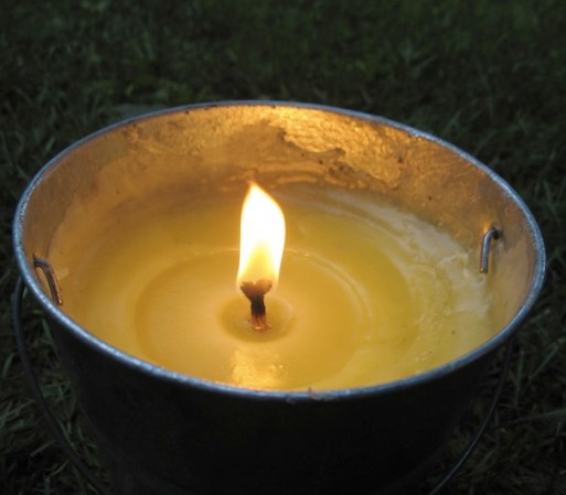 8. PREPÁRATE CONTRA LOS MOSQUITOS: Sí, es verano y hay mosquitos que aunque no están invitados aparecerán en tu fiesta. Compra un repelente para insecto por cada mesa que tengas contemplada para que los invitados puedan rociarse y seguir disfrutando de tu boda. También puedes prender velas con repelente para que los espanten.
