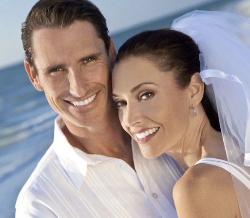 6. PIENSA EN QUÉ VESTIRÁ EL NOVIO: De seguro tú ya tienes totalmente visualizado tu vestido de novia veraniego, pero piensa en que el novio, si hace mucho calor o si es en una playa, no debe ir con traje oscuro, ya que sería demasiado caliente y poco apropiado. Decidan si prefieren un traje de lino o una guayabera para esta ocasión.