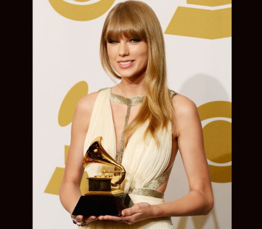 Su primera exposición al negocio de la música consistió en grabar demos en un estudio. Con once años, Swift hizo su primera visita a Nashville con la esperanza de obtener un contrato discográfico. A la edad de 13 años firmó un contrato discográfico, pero se marchó porque, según ella, “No era el lugar en el que quería estar”. El 10 de febrero ganó un Grammy a la mejor canción para medios audiovisuales.