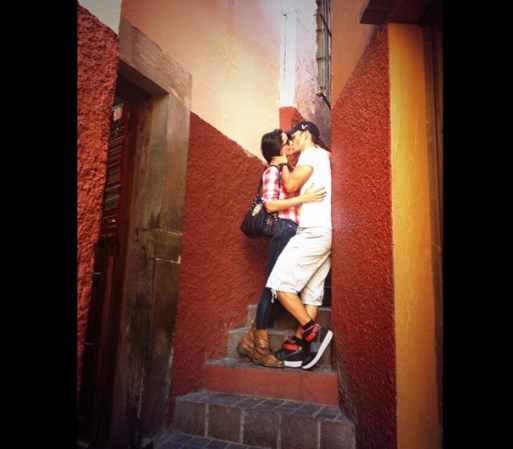 Están muy enamorados y cualquier rincón es escenario perfecto para robarse un beso.