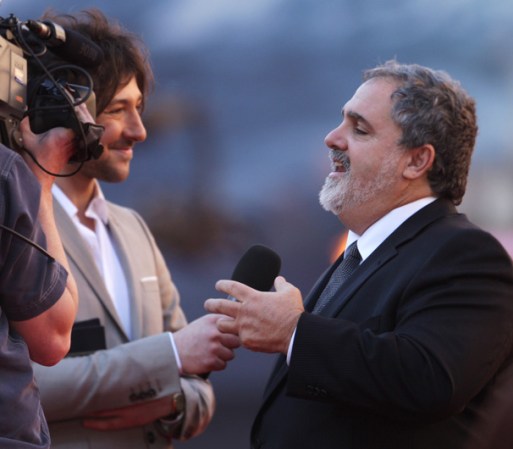 Hasta el productor de Titanic Jon Landau goza de la fama de la película y es buscado por la prensa como si fuera uno de los actores.