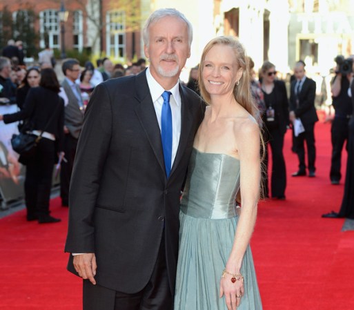 El director de Titanic James Cameron se hizo acompañar de su esposa Suzy Amis. Ella fue parte del reparto en Titanic y ahí fue donde supuestamente empezaron su relación, a pesar de que el estaba casado con la también actriz Linda Hamilton.