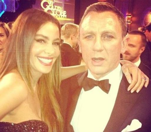 Por su parte, Sofía Vergara volvió a irse con las manos vacías... de premios. Porque durante la ceremonia las tuvo bien ocupadas mientras conversaba con James Daniel Craig Bond.