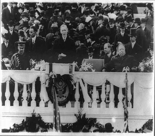 Woodrow Wilson (1913-21) dando su discurso inaugural