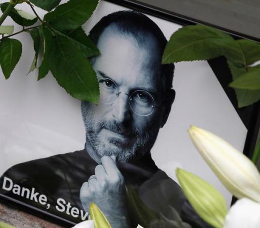 Steve Jobs falleció el pasado 5 de octubre de 2011, a los 56 años, a consecuencia de un paro respiratorio derivado de las metástasis del cáncer de páncreas que le fue descubierto en 2004.