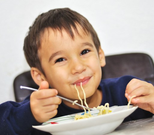 Comer bien. No sólo significa comer todo lo que hay en el plato, sino utilizar bien los cubiertos y hacerlo con la boca cerrada, sin levantarse de la mesa 10 veces en el medio y limpiándose con la servilleta.