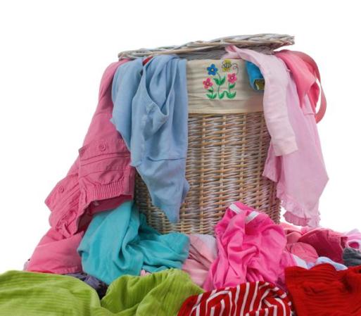 La ropa. Los niños cuando juegan se olvidan de todo el resto. Por eso es tan común que estropeen y manchen su ropa. Enséñales el valor de los atuendos, a ser agradecidos por lo que tienen y a cuidarlo.