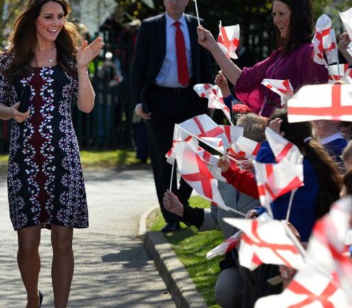Los rumores indican que la flamante pareja real anunciará el nacimiento del niño vía Twitter, siguiendo el auge de las redes sociales. Además, y como es tradición, lo anunciarán con un cartel en las puertas del Palacio de Buckingham.