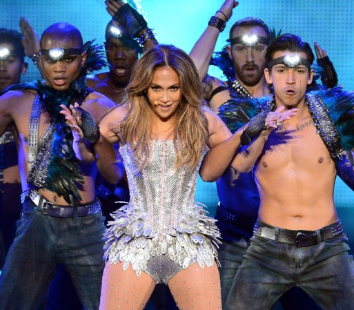 Jennifer Lopez se rodea de buena vibra, y solicita en su camerino flores y velas blancas.