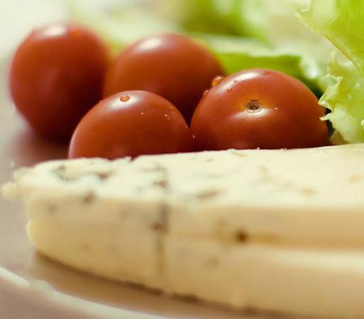 El portal señala que una dieta saludable, balanceada y efectiva para bajar de peso, enfatiza en el consumo de frutas, verduras, granos enteros y lácteos bajos en grasa. Incluye carne magra, pollo, pescado, leguminosas, huevos y nueces. Y es baja en grasas saturadas, colesterol, sodio y azúcar. WIN puntualiza además que, una dieta variada es más fácil de llevar y por lo tanto de mantener.