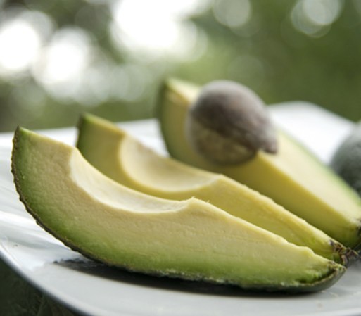Aguacate. Es una fuente de grasa “buena” para el cuerpo, que contribuye a una óptima circulación. Todos nuestros órganos se benefician cuando el sistema circulatorio funciona bien, pero para el corazón y el cerebro es vital; además, webmd.com puntualiza que, el aguacate contribuye a reducir el riesgo de hipertensión, asociada con el declive de las habilidades cognitivas.