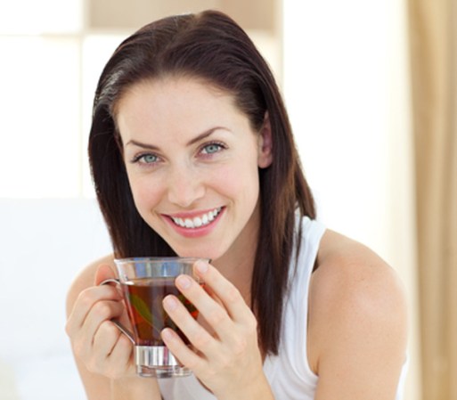 Té. Rico en antioxidantes, un rico té natural (no envasado), contiene menos cafeína que una taza de café, pero suficiente para despertar los sentidos, promover la concentración y optimizar la memoria. Sin embargo, al igual que el café, mídete con él, pues en exceso pueden propiciar nerviosismo, que lejos de ayudarte, puede distraerte.