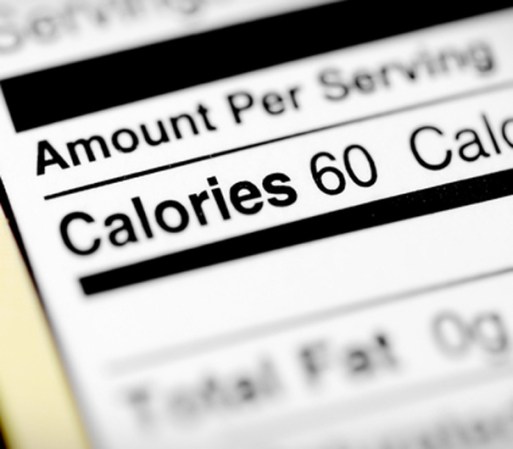 “Los productos light no tienen calorías”. Esta afirmación es errónea. Los alimentos bajos en grasa, pueden tener menos calorías que sus versiones regulares, pero no cero contenido calórico. Además, algunos productos de este tipo, añaden saborizantes o endulzantes para compensar el sabor, lo que puede añadirles calorías. Antes de comprar, revisa la etiqueta.