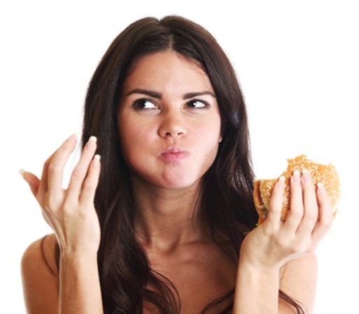 “Saltarse comidas sirve para bajar de peso”. Mito errado. Al pasar demasiadas horas sin alimento, sólo conseguirás llegar hambriento a la siguiente comida, y excederte en las porciones, lo que resulta contraproducente cuanto se quiere reducir tallas. Por el contrario, comer de forma moderada, 4 a 5 veces al día, es una estrategia aliada para mantener el apetito bajo control.