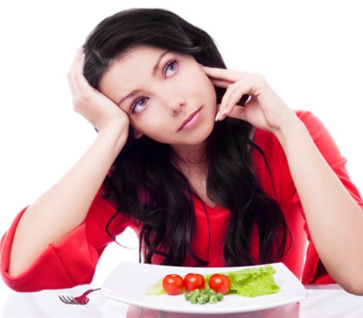 “Las dietas eficaces, son estrictas”. Falso. Un régimen demasiado bajo en calorías o que restringe el consumo de algún grupo de alimentos, quizá ayude a reducir tallas al principio, pero a la larga será tan difcíl de seguir que acabarás dejándolo y recuperando el peso perdido. Además de que, una dieta con desequilibrio calórico o nutricional, puede ser perjudicial para tu salud.