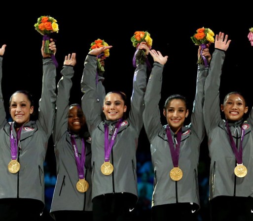 Día 4: El equipo norteamericano de gimnasia artística recibe la ovación del público tras ganar la presea dorada, que EEUU había luchado por recuperar desde 1996.