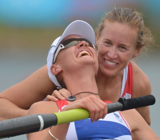 Día 5: Helen Glover y Heather Stanning del equipo británico de remo, ganan la primera presea de oro para Gran Bretaña en la final de doble par femenil.