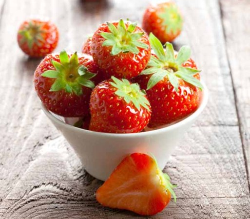 Fresas. De acuerdo con Health Guidance, las fresas no sólo ayuda a blanquear los dientes, sino que además, son ricas en Vitamina C y hierro, mineral encargado de llevar oxígeno a las células, y cuya deficiencia puede hacernos sentir cansados.
