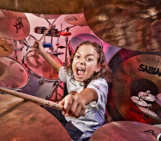 El baterista más jóven del mundo es Julian Pavone de los Estados Unidos, quien a los cinco años ya tocaba como todo un profesional.