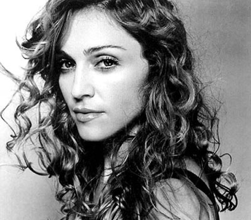 Madonna. Hace muchos años una joven y talentosa chica llamada Madonna Louise Veronica Ciccone “Madonna” llegaba a Nueva York para triunfar y tratar de vivir de lo que mas quería que era la música. Pero eran tiempos difíciles y la joven cantante trabajaba para una agencia de modelos (otros dicen que respondió a un anuncio en un diario) y acudió a la sesión donde cobraría 30 dólares la hora.
