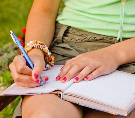 A algunos les resulta mejor llevar un diario. En él escriben, como si fueran cartas para su ángel, todo lo que piensan y sienten. De esa forma pueden comprender mejor lo que les sucede por adentro y, al ordenarlo, dejan de estar abrumados por todo eso.