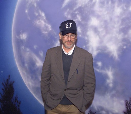 Según el mismo Spielberg, la película se basó en un amigo imaginario que tenía durante el divorcio de sus padres.