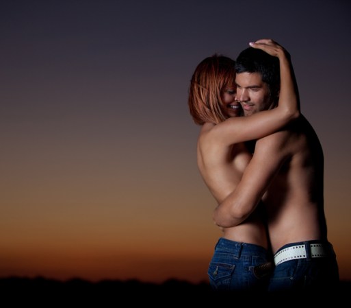 Tener sexo en público es excitante. Pero también sucede con frecuencia que cualquier ruido o movimiento nos llama la atención y nos cuesta concentrarnos. ¡Olvídate del mundo! Haz que esa experiencia sea inolvidable. Disfrútalo siendo conciente del placer que sientes, del amor, de la juventud, de la alegría de estar viva.
