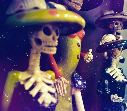 La representación más popular de la muerte en este día es la Catrina, inspirada en la diosa Mictecacíhuatl, fue creada por el artista mexicano José Guadalupe Posada y presenta a la muerte vestida con un traje colorido.