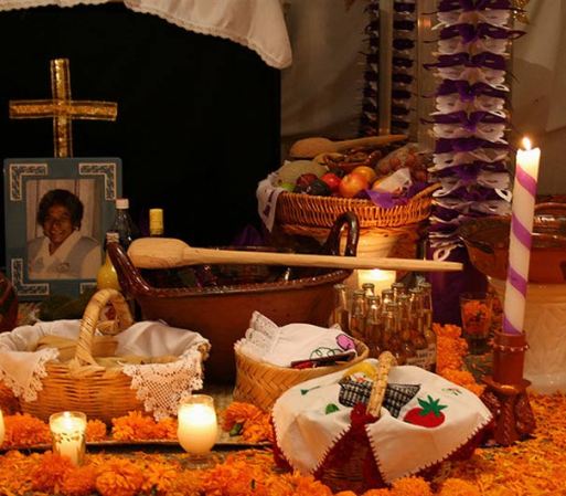 Un auténtico altar en honor a nuestros queridos difuntos debe incluir sus platillos y bebidas favoritas.