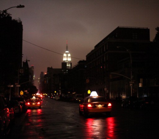 Una foto inverosímil: la ciudad de New York a oscuras tras los apagones que generó Sandy.