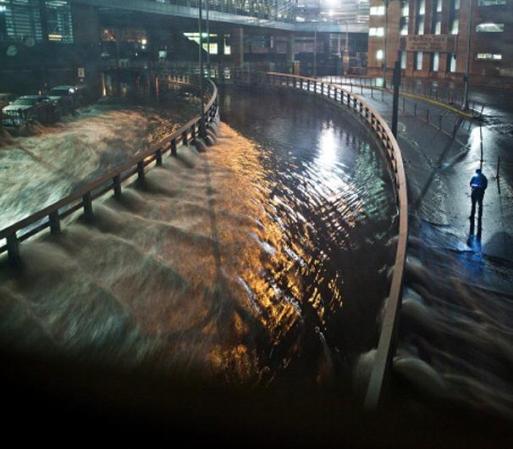 Grandes mareas de agua corren hacia los túneles y subterráneos de la ciudad de New York tras el paso del huracán Sandy
