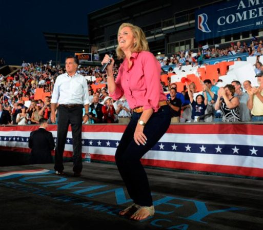 Ann le pone calidez a la imagen de su marido y dice de él: “Me busca entre el público y me encuentra donde estoy". - Fuentes: The White House - The Official National 2012 Citizens for Romney Comité - AboutMittRomney.com