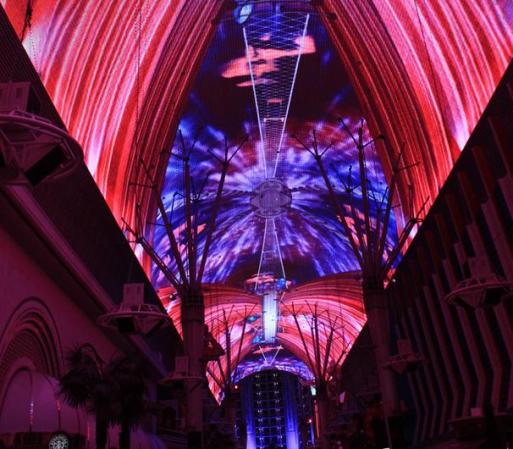Freemont Street Experience es realmente una vivencia única que desafiará todos tus sentidos. Asómbrate y no dejes de asistir.