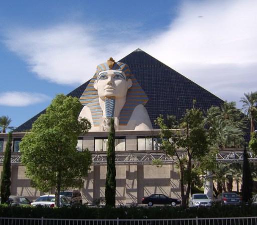 Transpórtate a otra dimensión y viaja al antiguo Egipto de la mano del Hotel Casino Luxor.