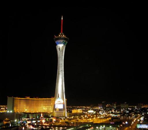 Para hacer que la experiencia sea completa, y perfecta, no dejes de cenar una noche en Stratosphere.